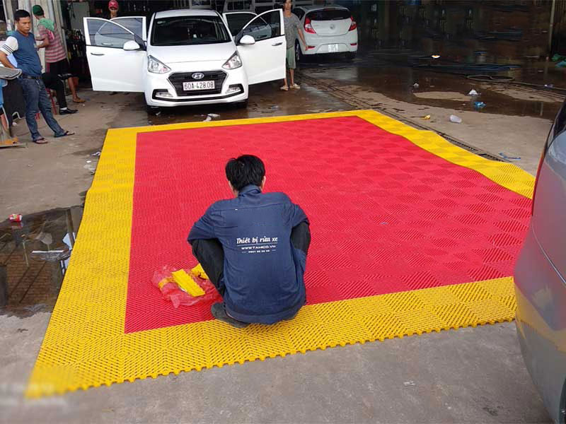 VNGARA lắp đặt sàn nhựa rửa xe cho tiệm chăm sóc xe ở Hà Nội